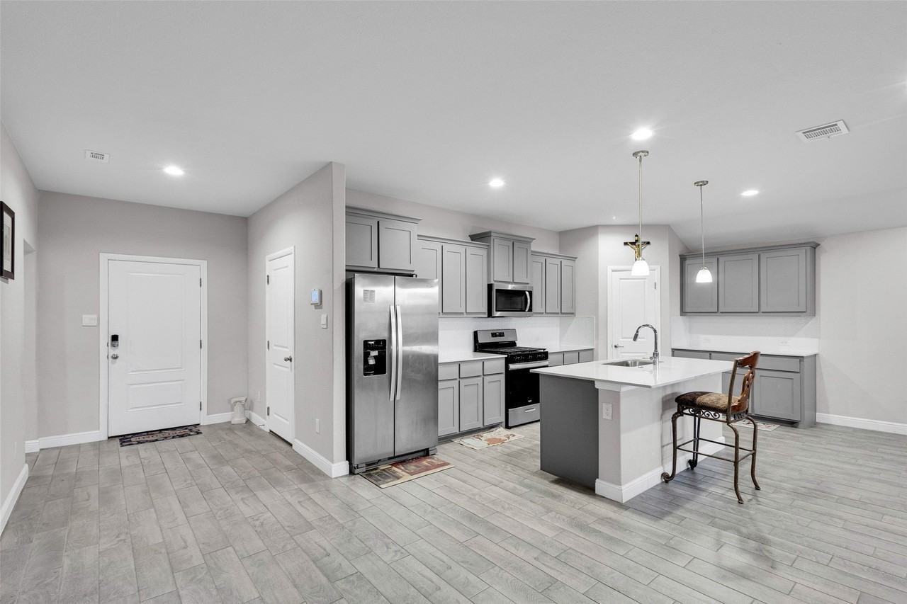 1221 Rolling Meadows Dr - Photo 2 of 27