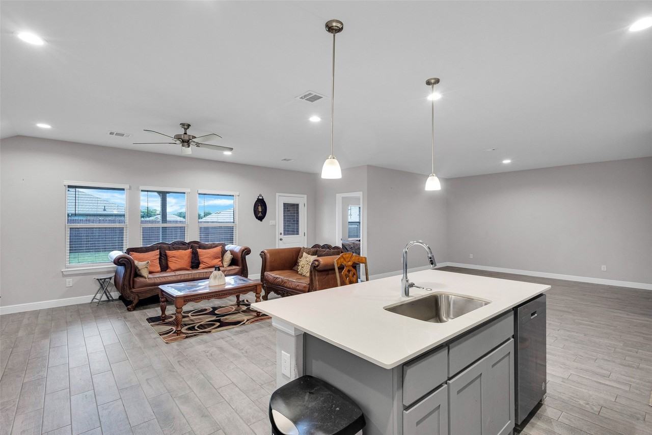 1221 Rolling Meadows Dr - Photo 4 of 27
