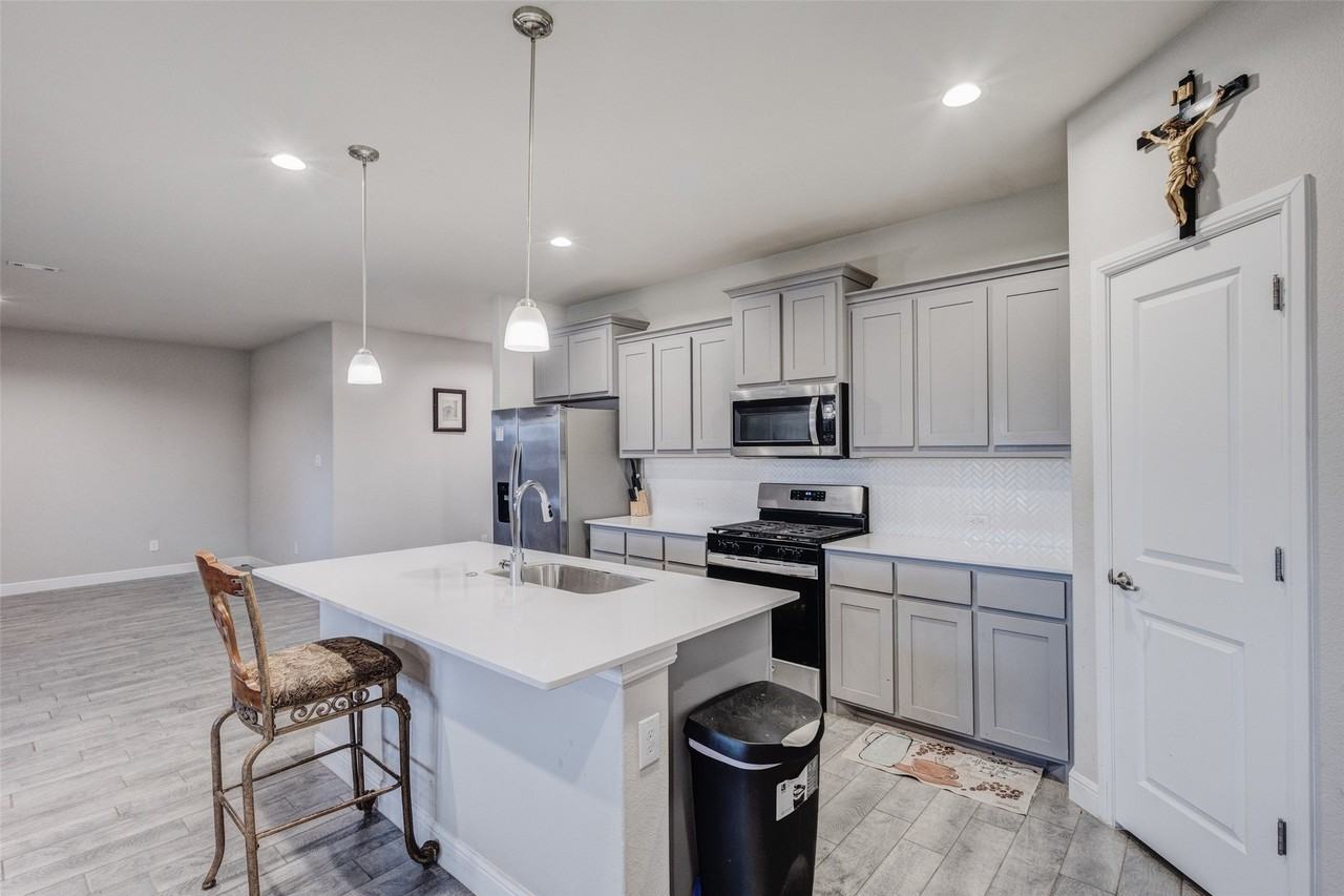 1221 Rolling Meadows Dr - Photo 5 of 27