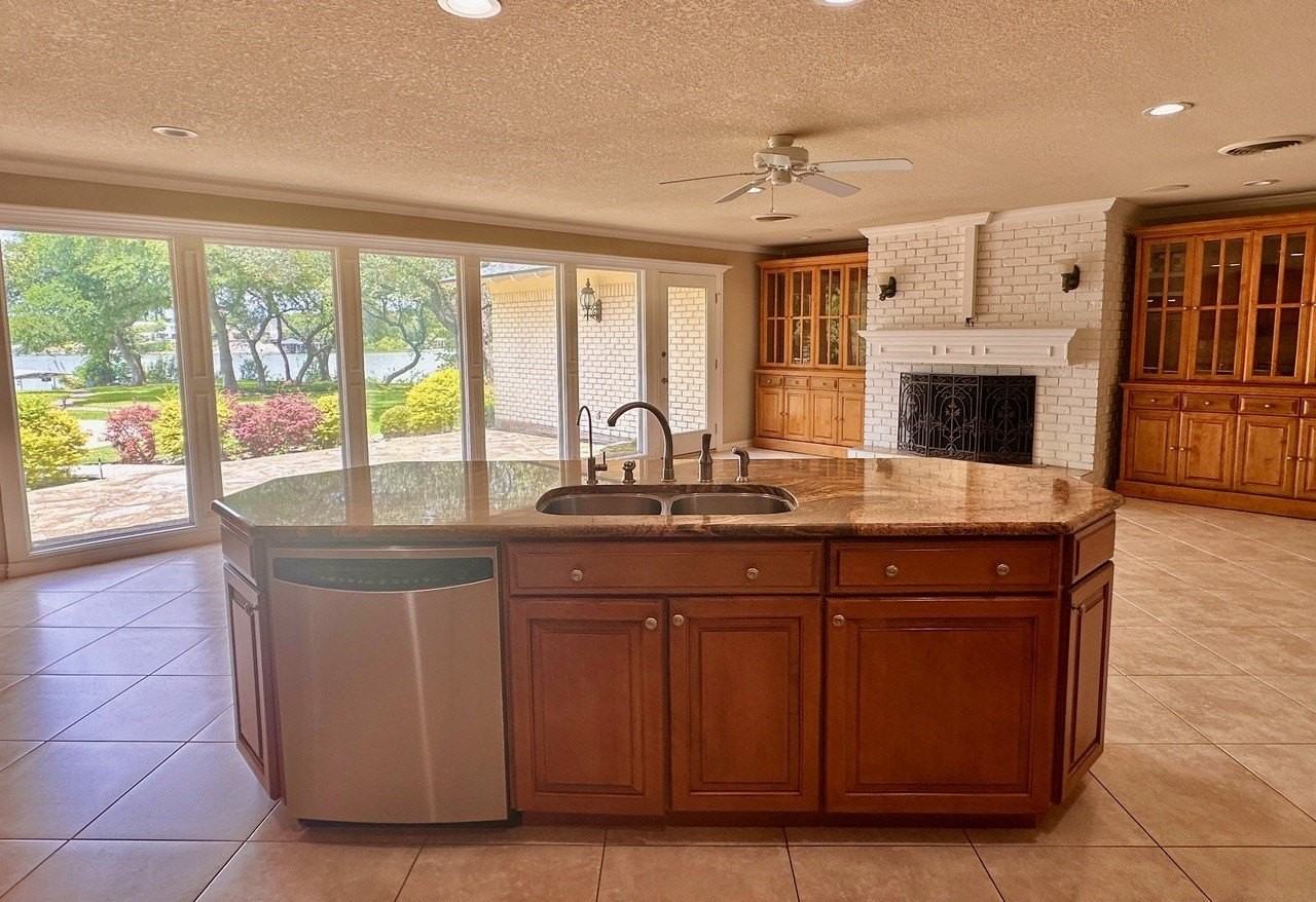 4146 Shore Front Dr - Photo 5 of 28