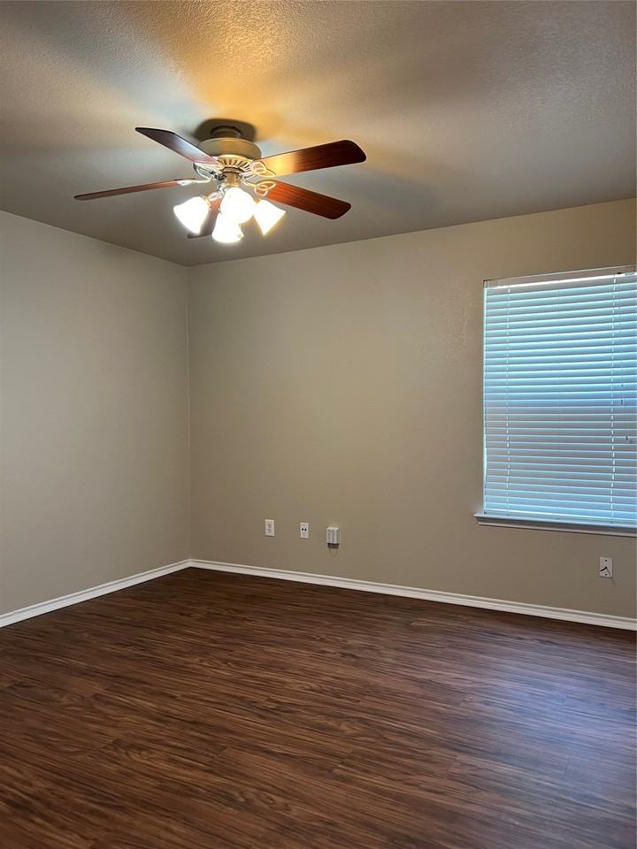 10921 Colonial Heights Ln - Photo 3 of 13