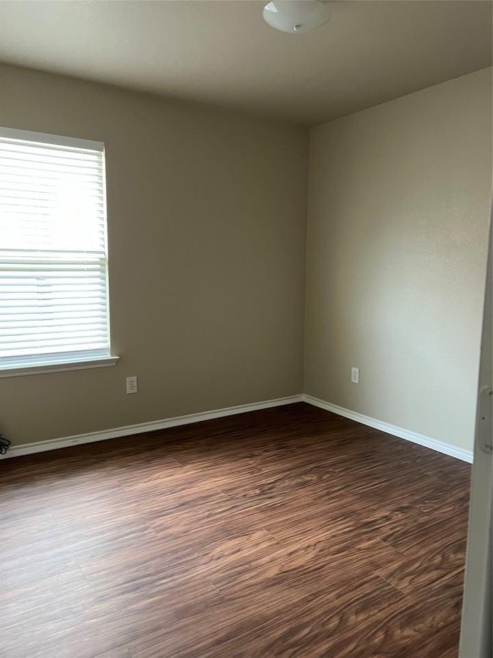 10921 Colonial Heights Ln - Photo 7 of 13