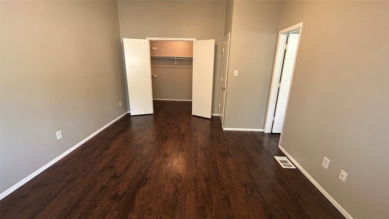 557 Hunters Glen St - Photo 3 of 13