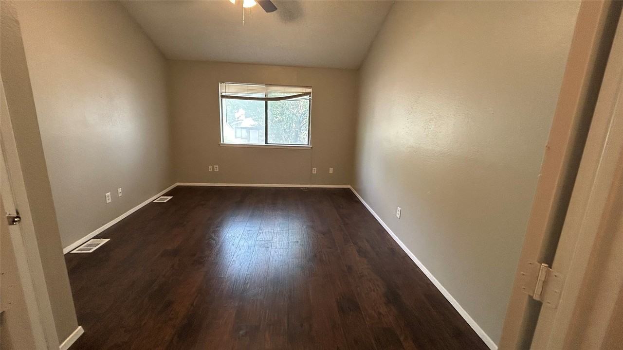 557 Hunters Glen St - Photo 4 of 13