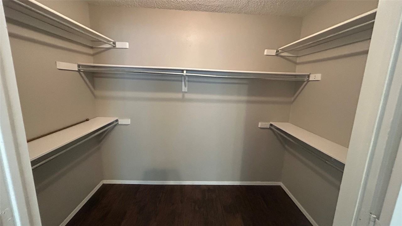 557 Hunters Glen St - Photo 5 of 13