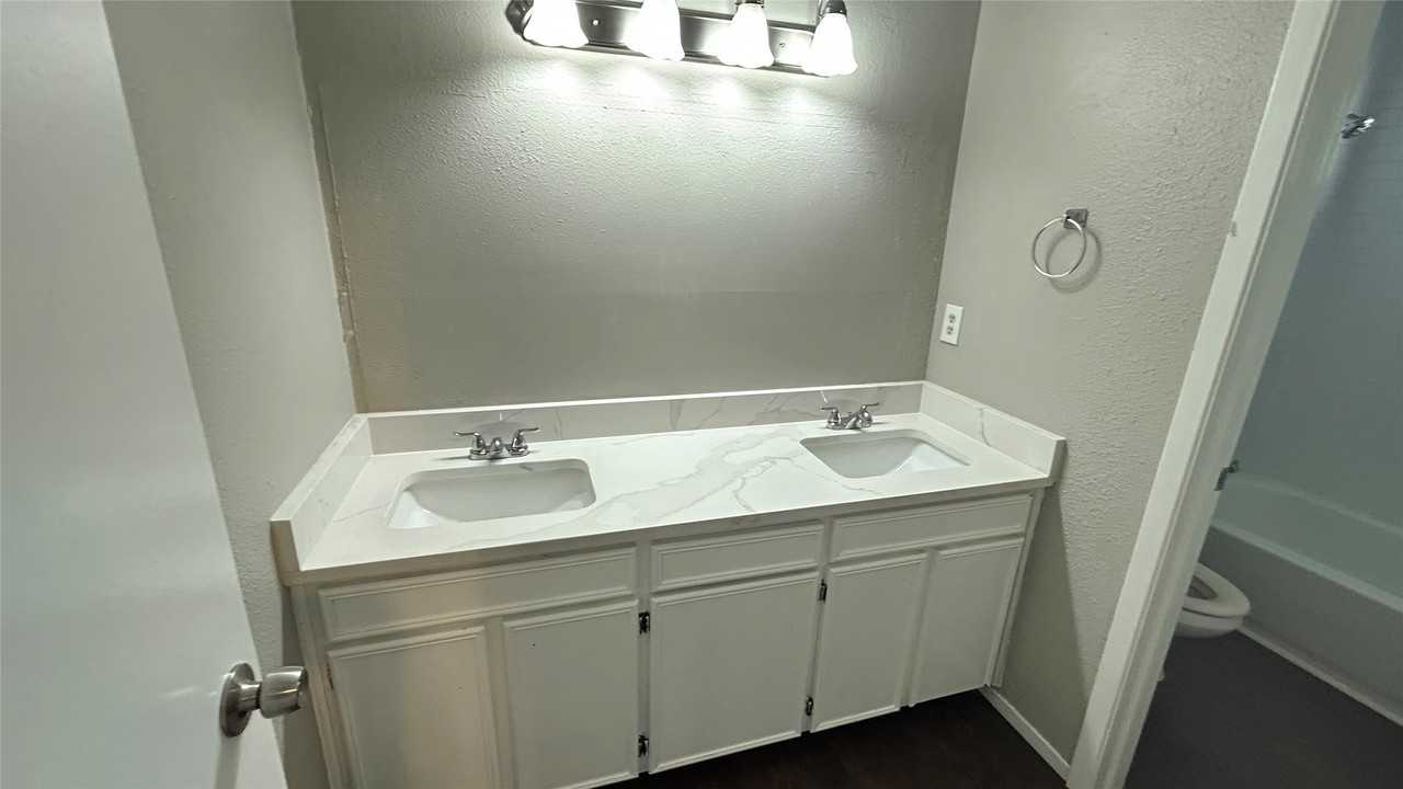557 Hunters Glen St - Photo 7 of 13