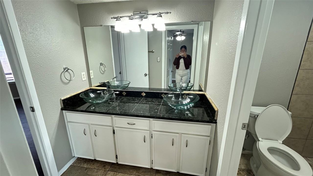557 Hunters Glen St - Photo 2 of 13