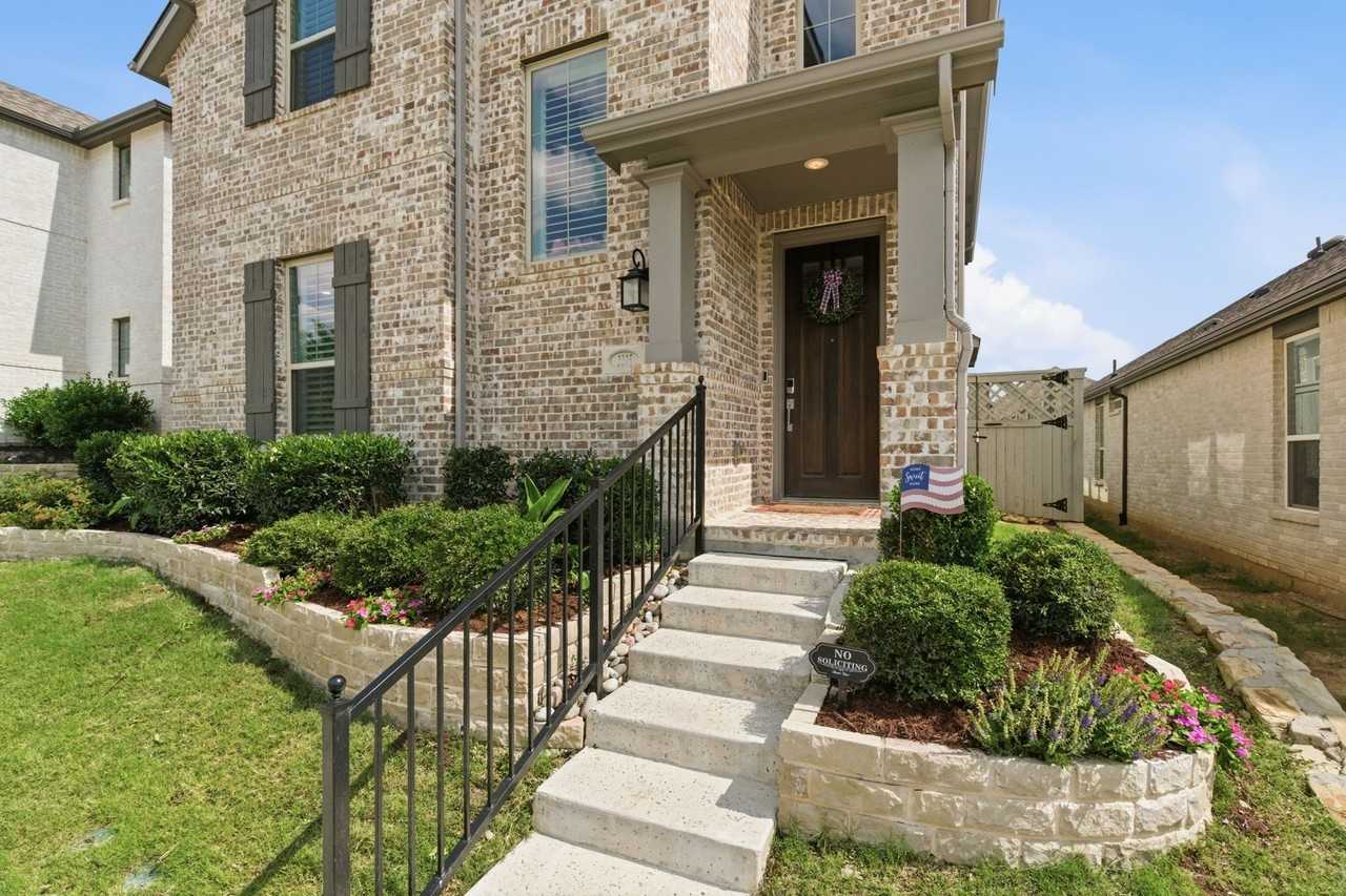2225 Elm Pl - Photo 2 of 33