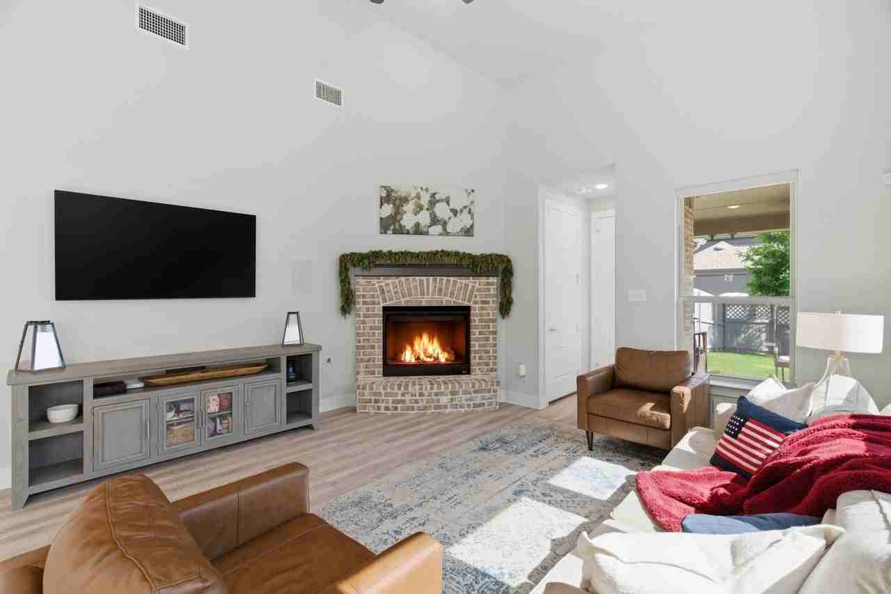 2225 Elm Pl - Photo 5 of 33