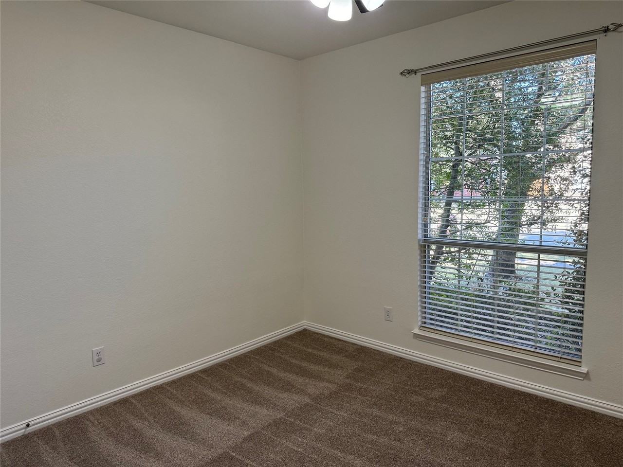 1612 Sweetbay Dr - Photo 5 of 20