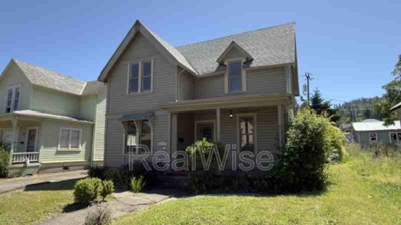 1105 Se Pine St - Photo 2 of 27