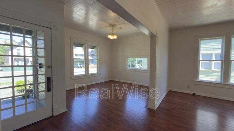 1105 Se Pine St - Photo 3 of 27