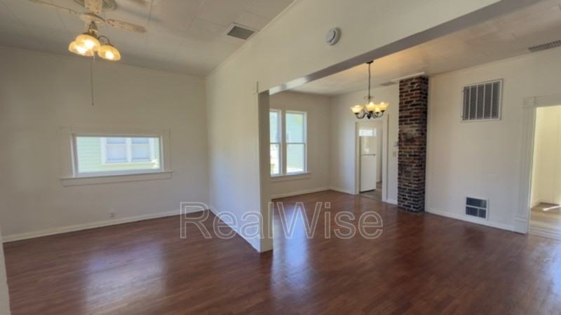 1105 Se Pine St - Photo 4 of 27