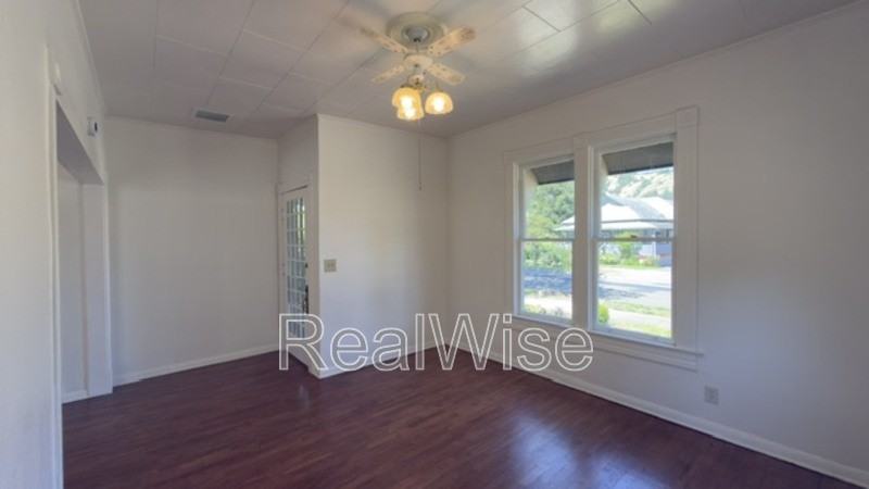 1105 Se Pine St - Photo 5 of 27