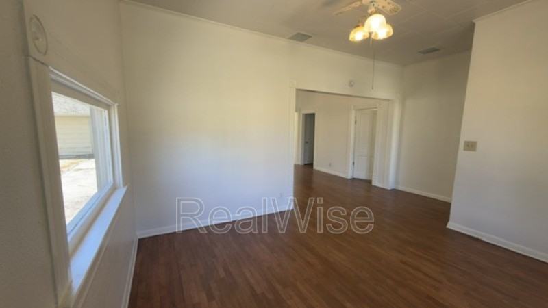 1105 Se Pine St - Photo 6 of 27