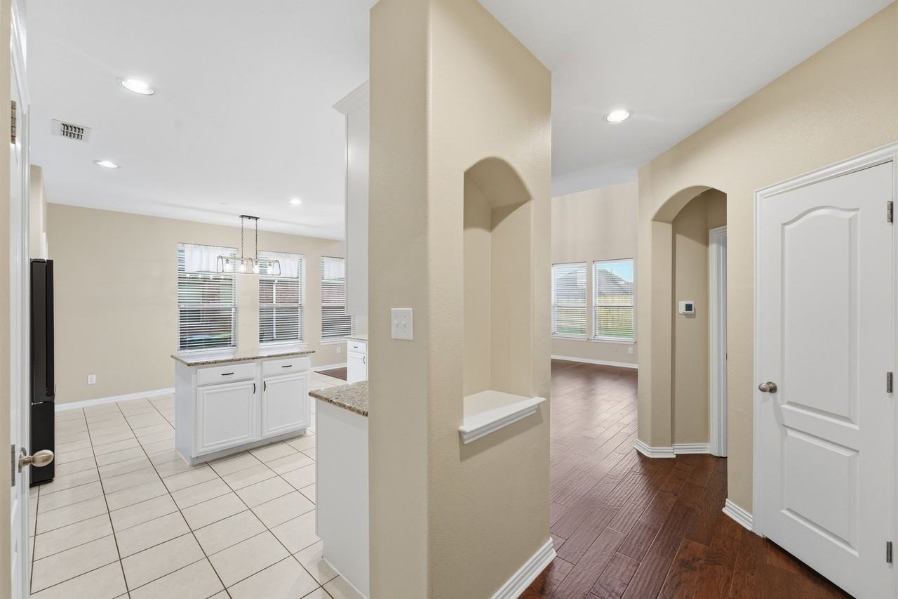 2208 Gregory Creek Dr - Photo 5 of 28