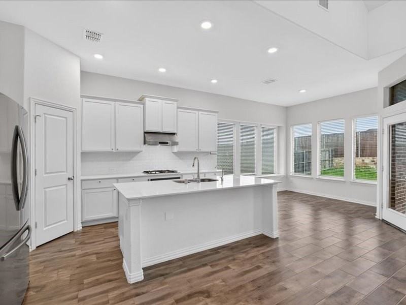 1501 Lake Grove Dr - Photo 3 of 21