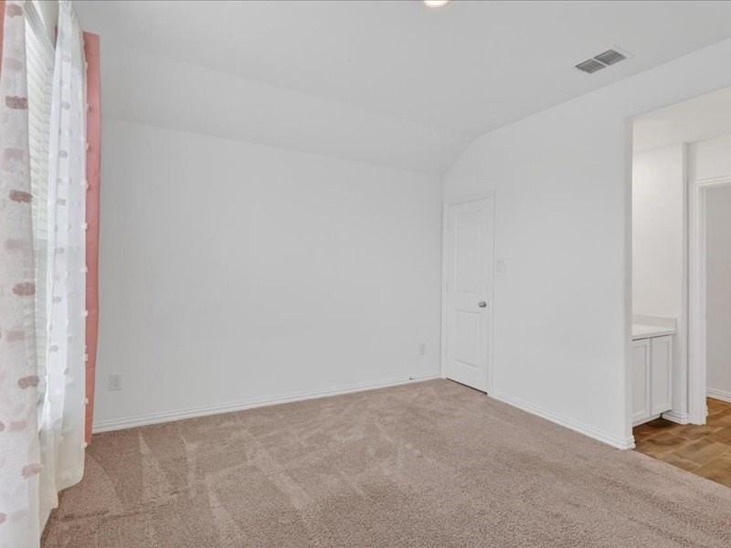 1501 Lake Grove Dr - Photo 4 of 21