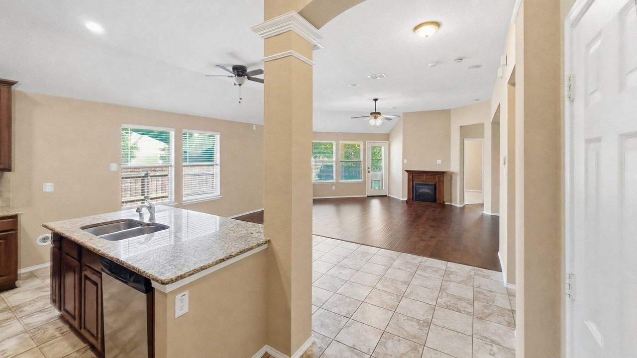 15513 Landing Creek Ln - Photo 5 of 14