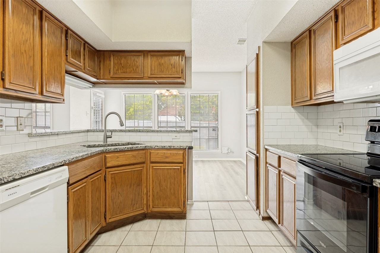 3317 Devonshire Dr - Photo 3 of 12