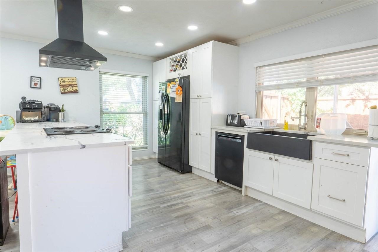 8512 Londonderry Ln - Photo 3 of 15