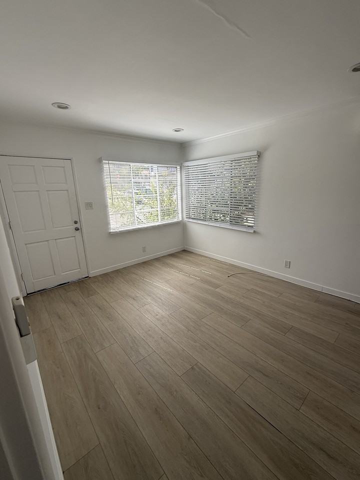 220 W Holly Ave #220 - Photo 4 of 6