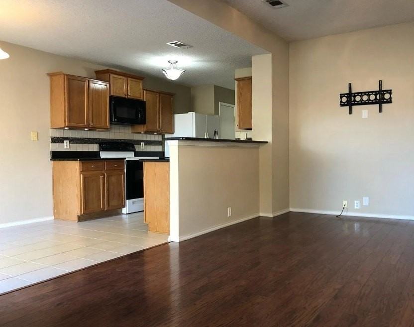 204 Lochwood Dr - Photo 2 of 14