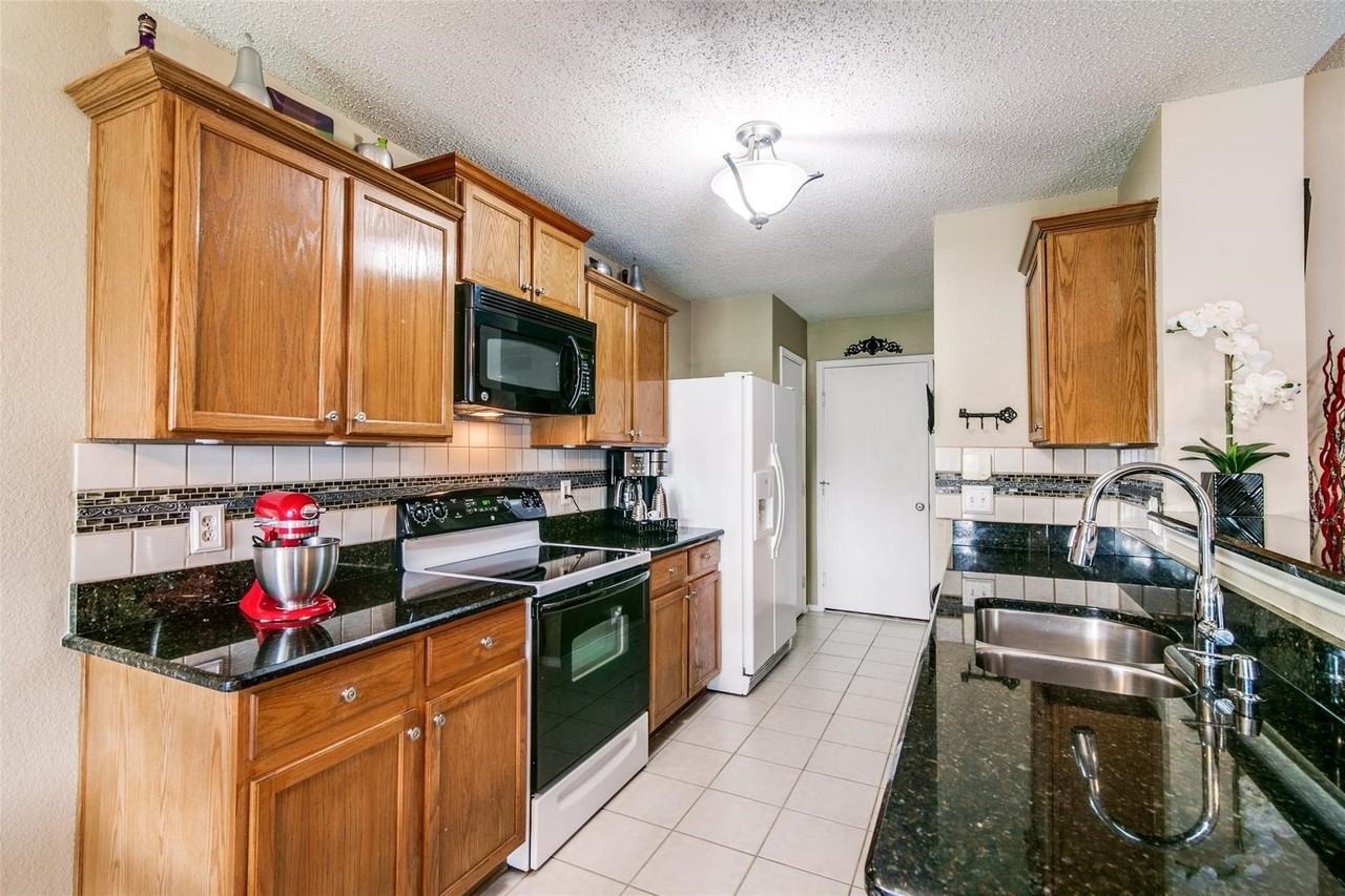 204 Lochwood Dr - Photo 3 of 14