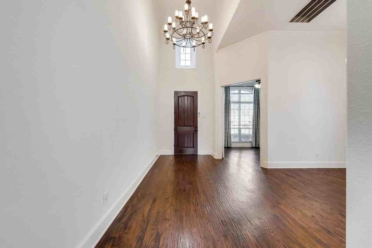 112 Lavaca Dr - Photo 2 of 28