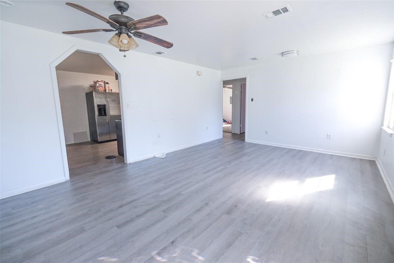 8508 Quebec Dr - Photo 3 of 22