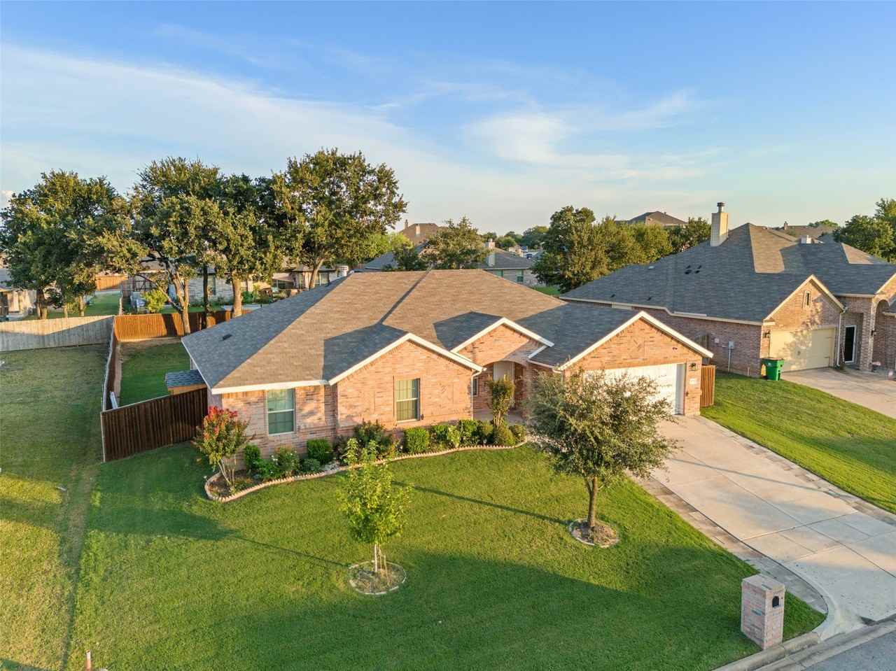 3733 Cecelia Ln - Photo 5 of 31