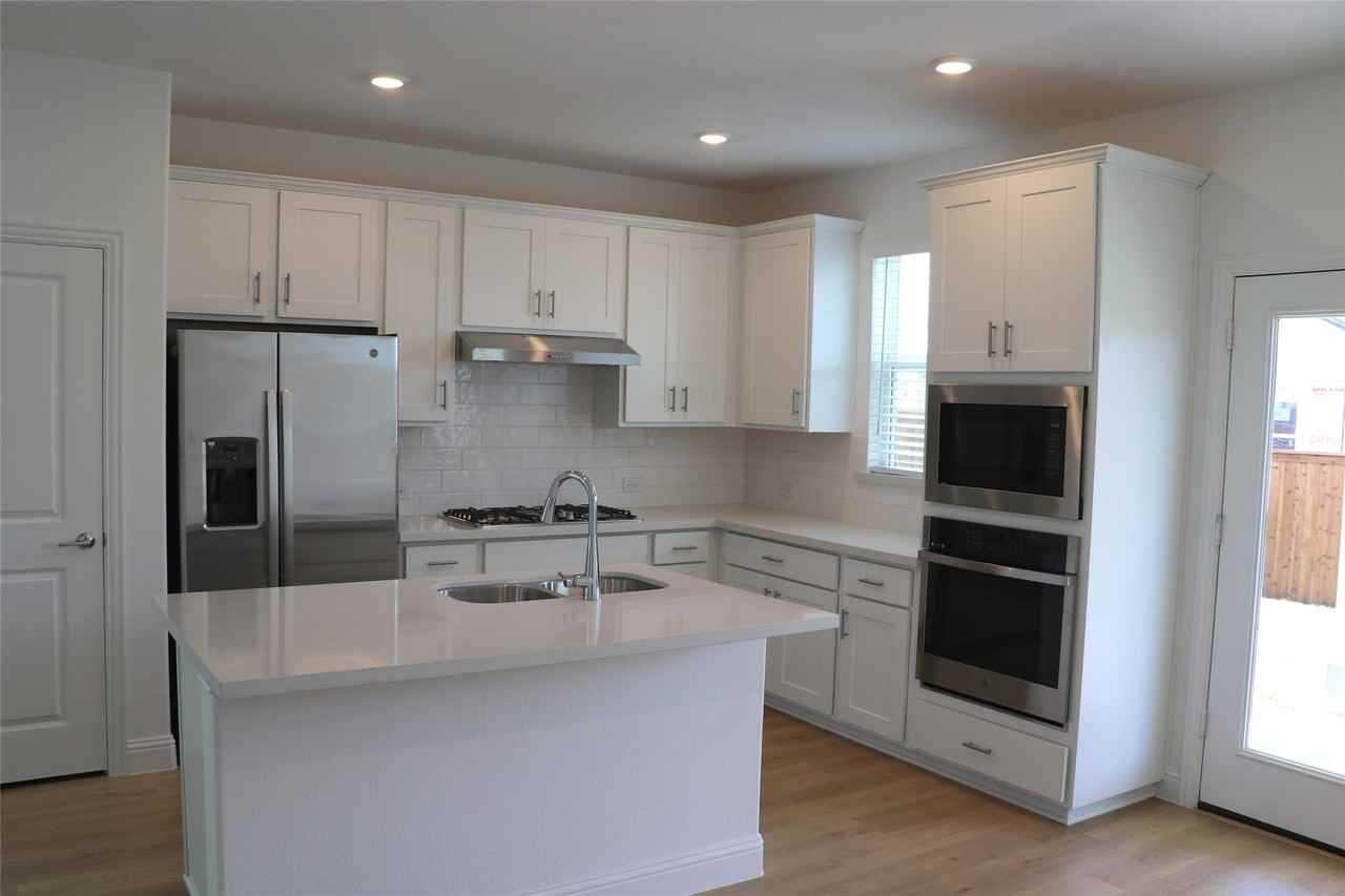 1413 Mustang Canyon Dr - Photo 4 of 17