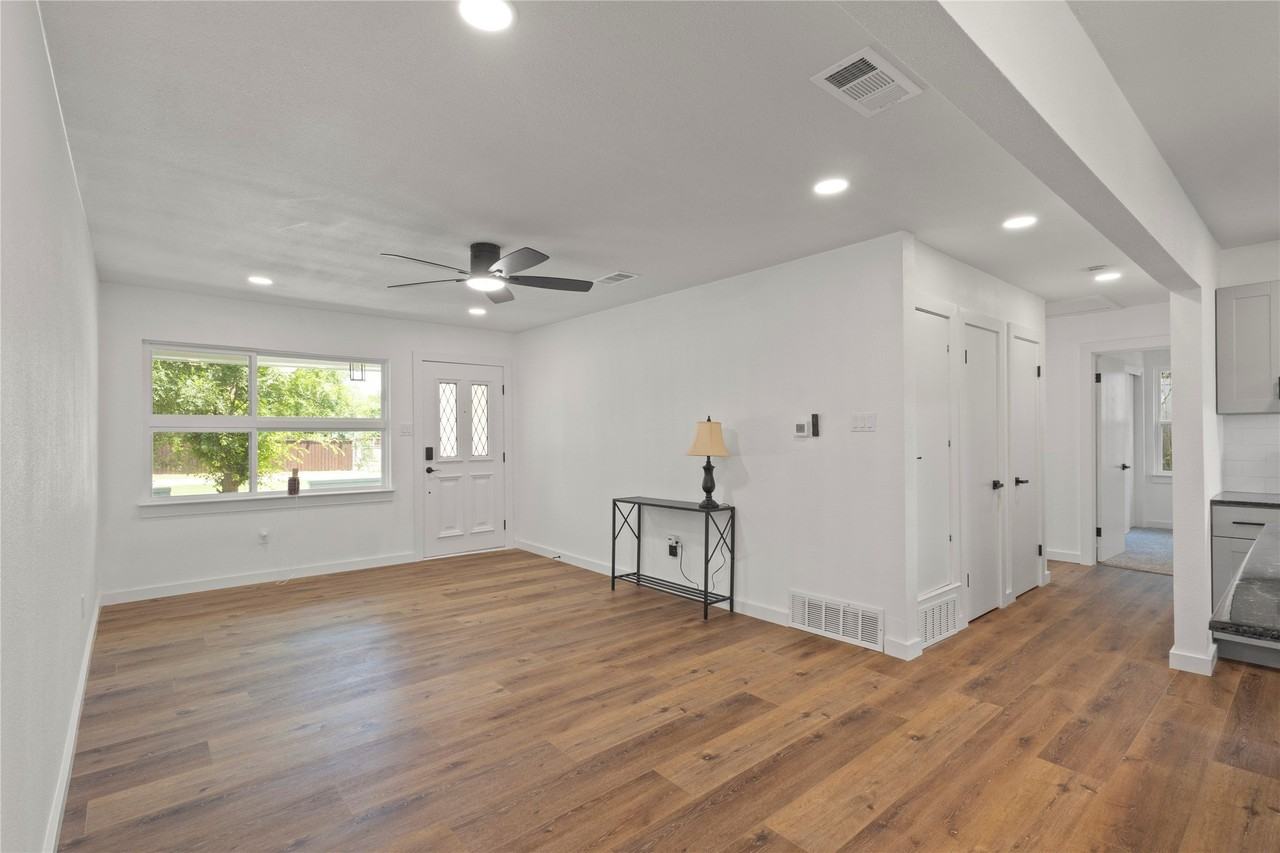 10325 Maylee Blvd - Photo 5 of 28