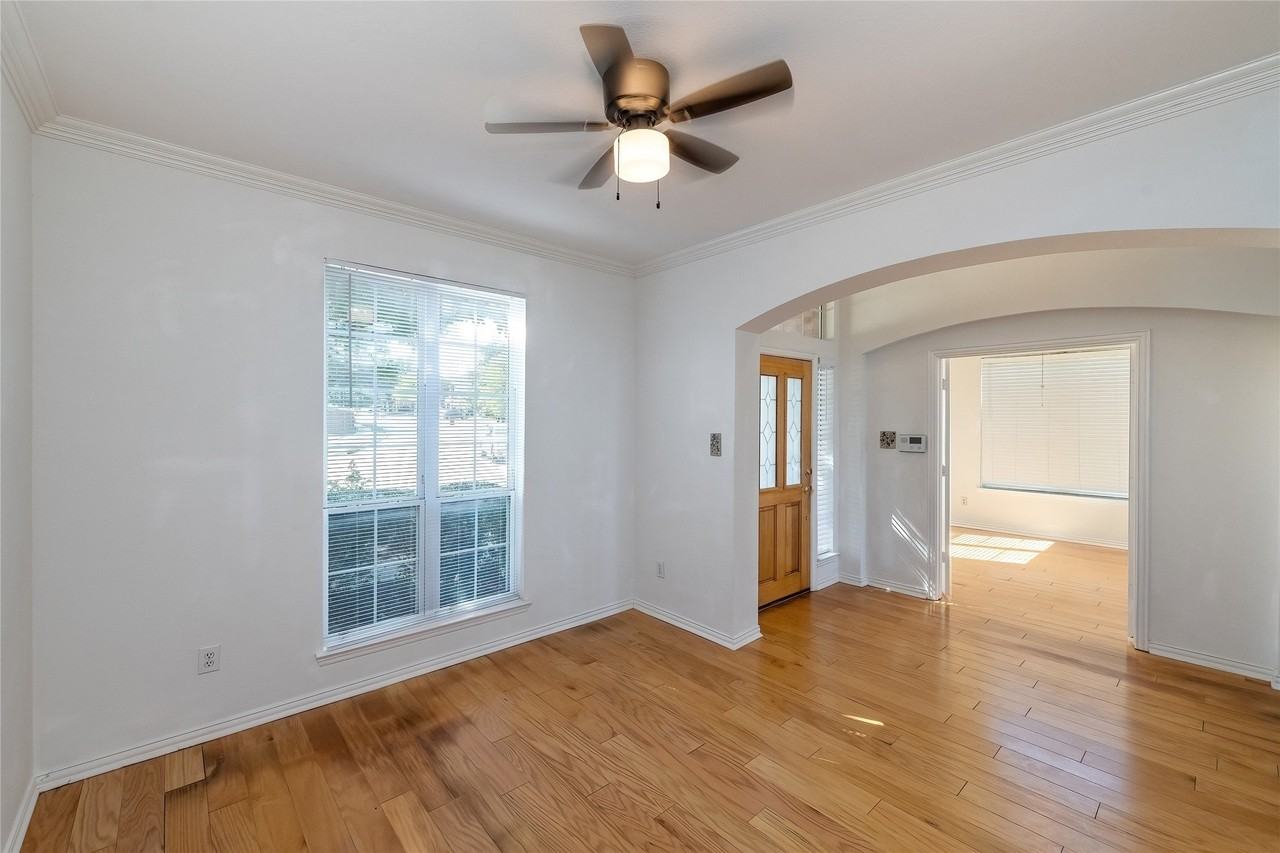 2318 Balleybrooke Dr - Photo 4 of 32