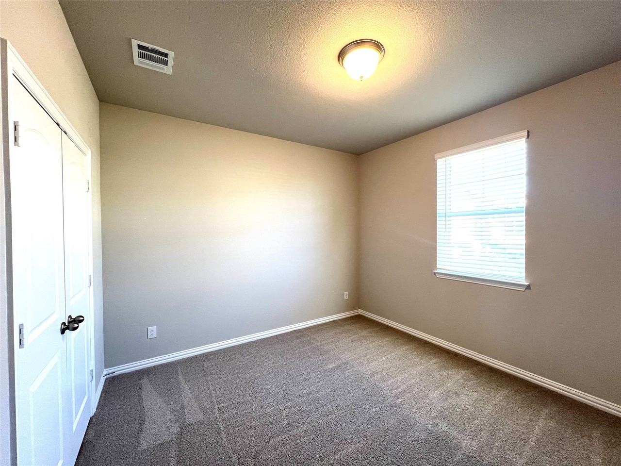 3305 Cross Shore Dr - Photo 4 of 31