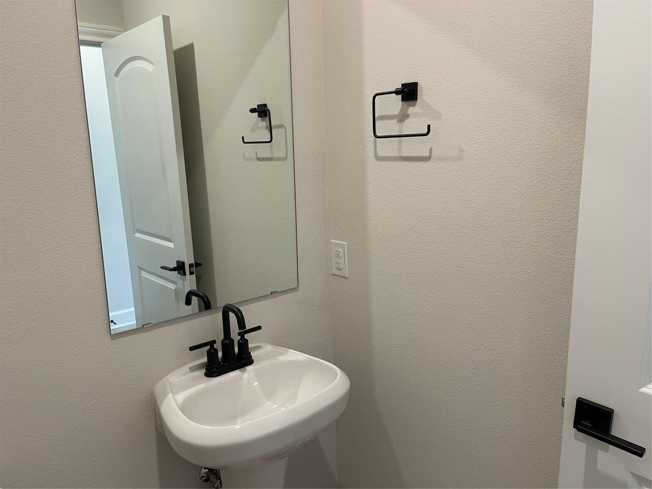 1411 Windermere Way - Photo 4 of 23