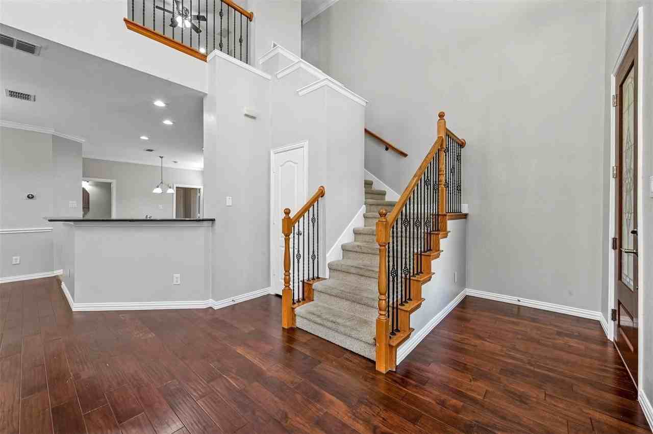 2124 Broadstone Dr - Photo 2 of 29