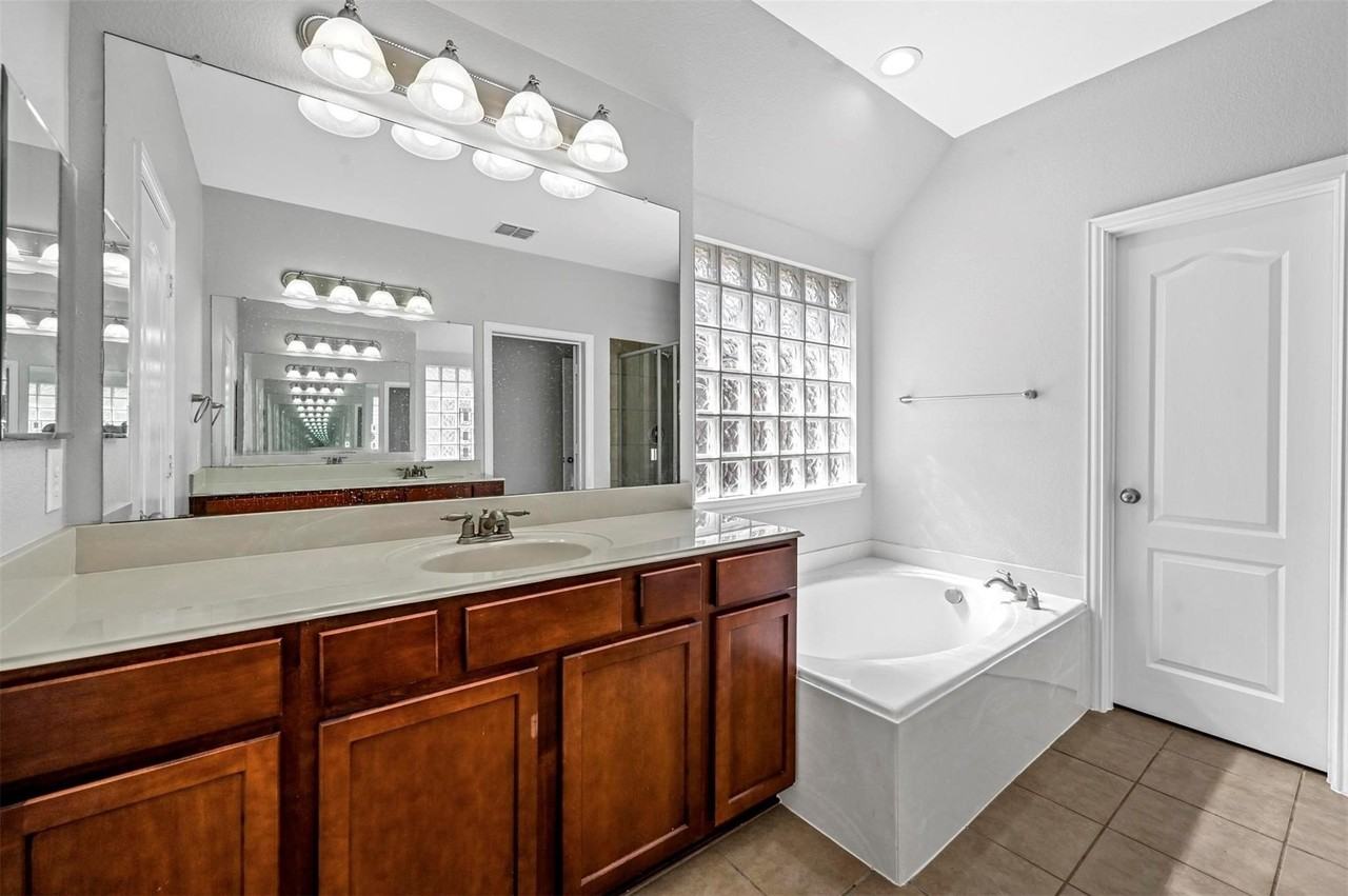 2124 Broadstone Dr - Photo 6 of 29