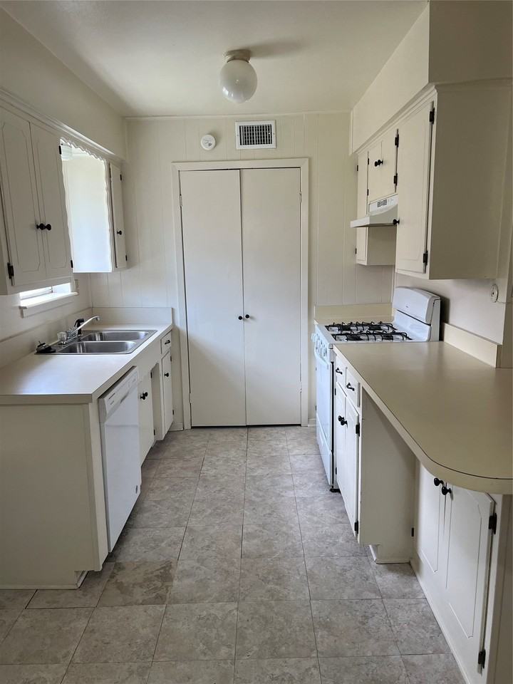 3104 Stanford St - Photo 3 of 23