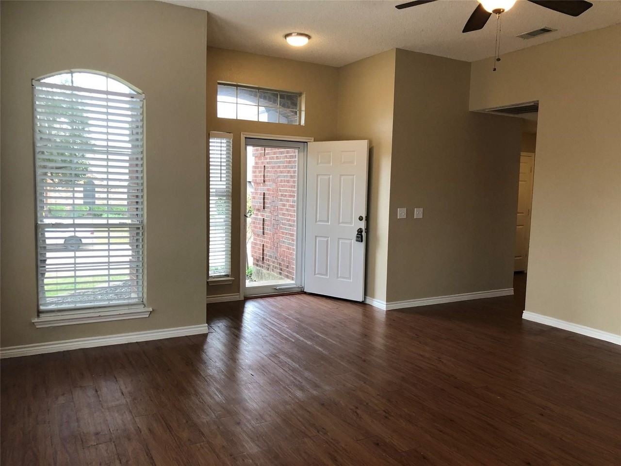 8301 Bells St - Photo 4 of 24