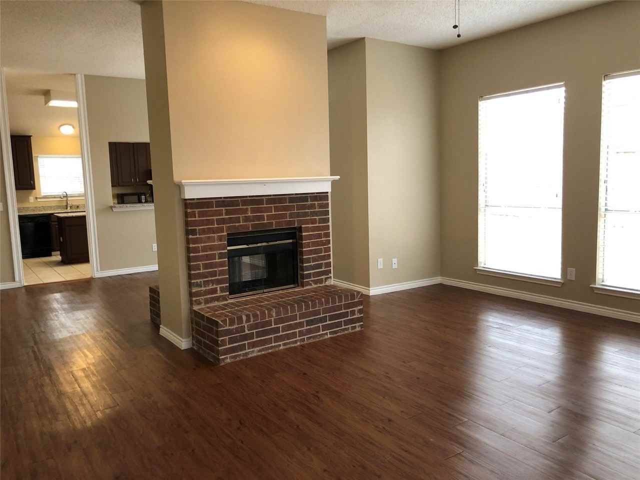 8301 Bells St - Photo 5 of 24