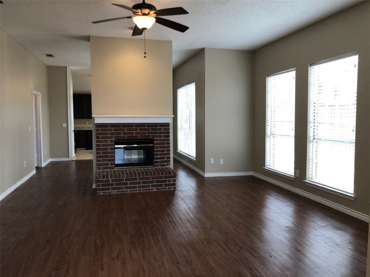 8301 Bells St - Photo 6 of 24