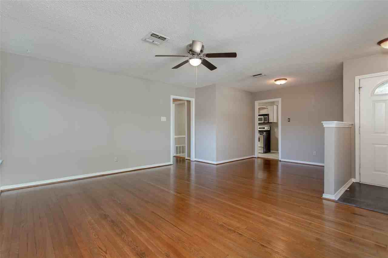 6912 Wake Forrest Dr - Photo 4 of 31