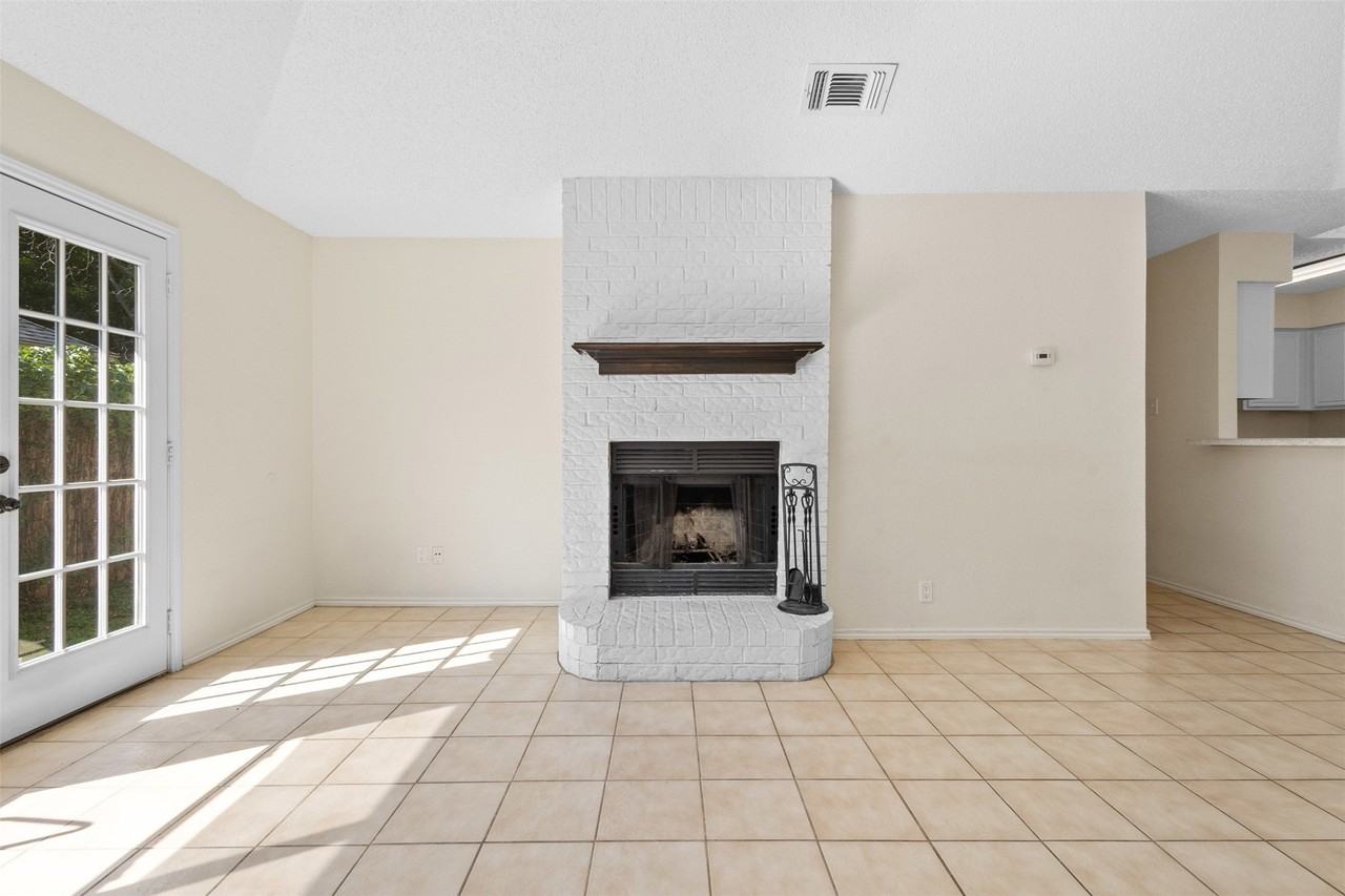 217 N Bugle Dr - Photo 7 of 17