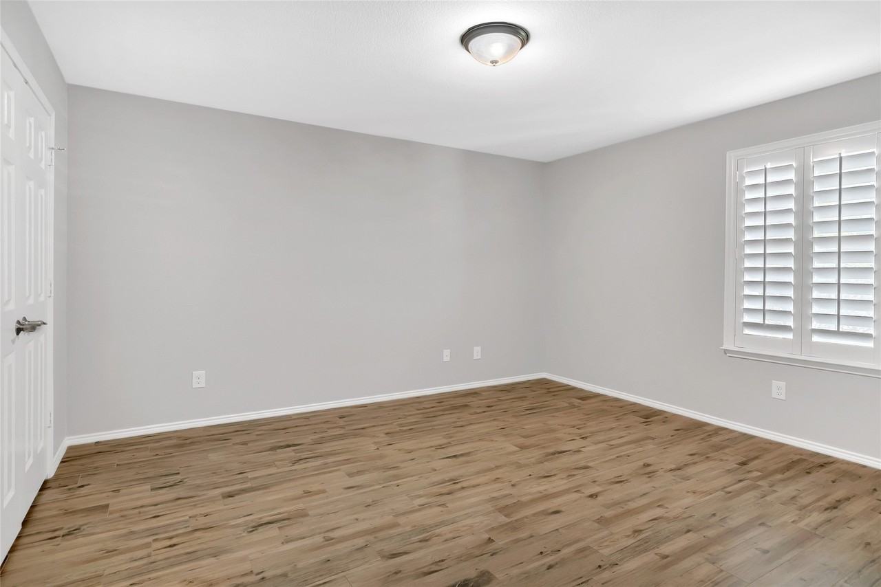 16329 Severn Ln - Photo 6 of 33
