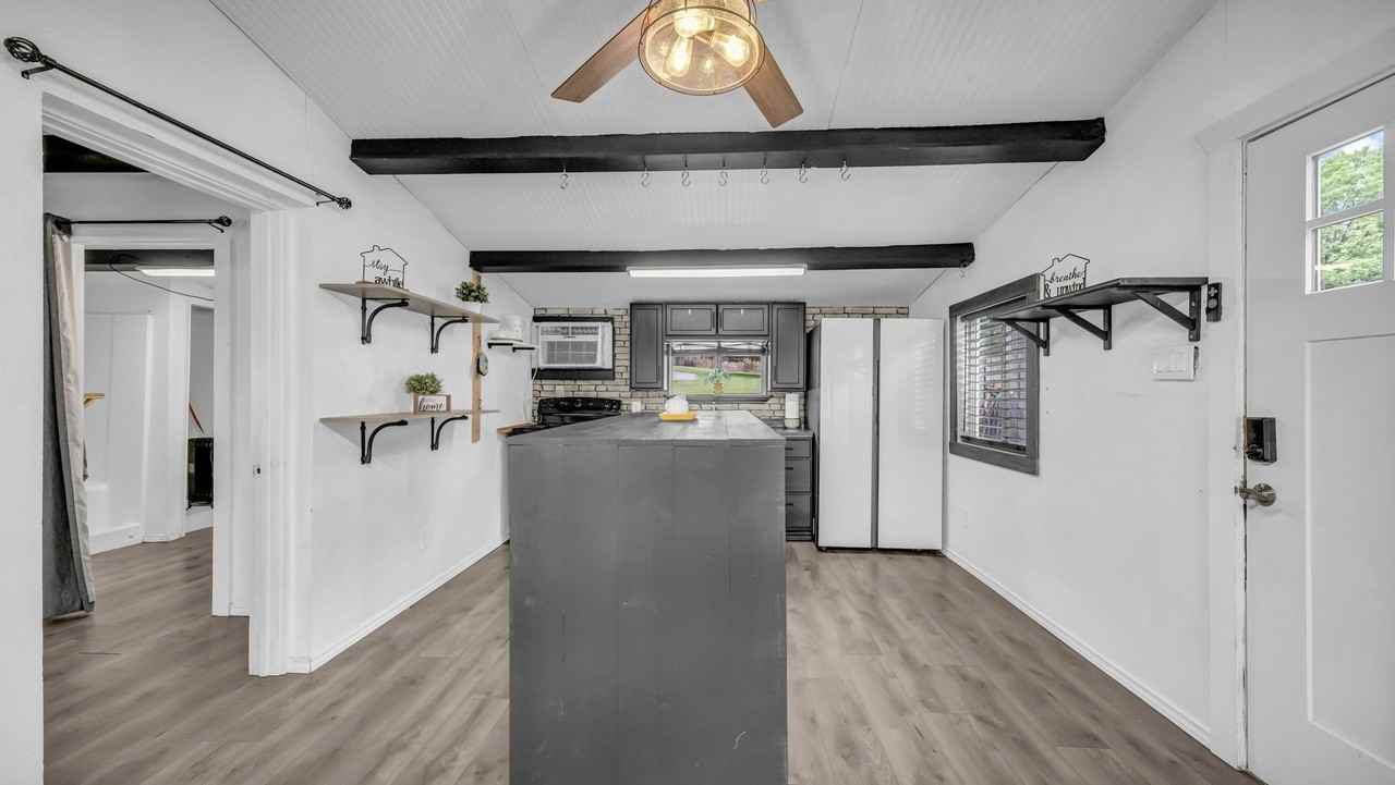 1028 W Lake Dr - Photo 5 of 35