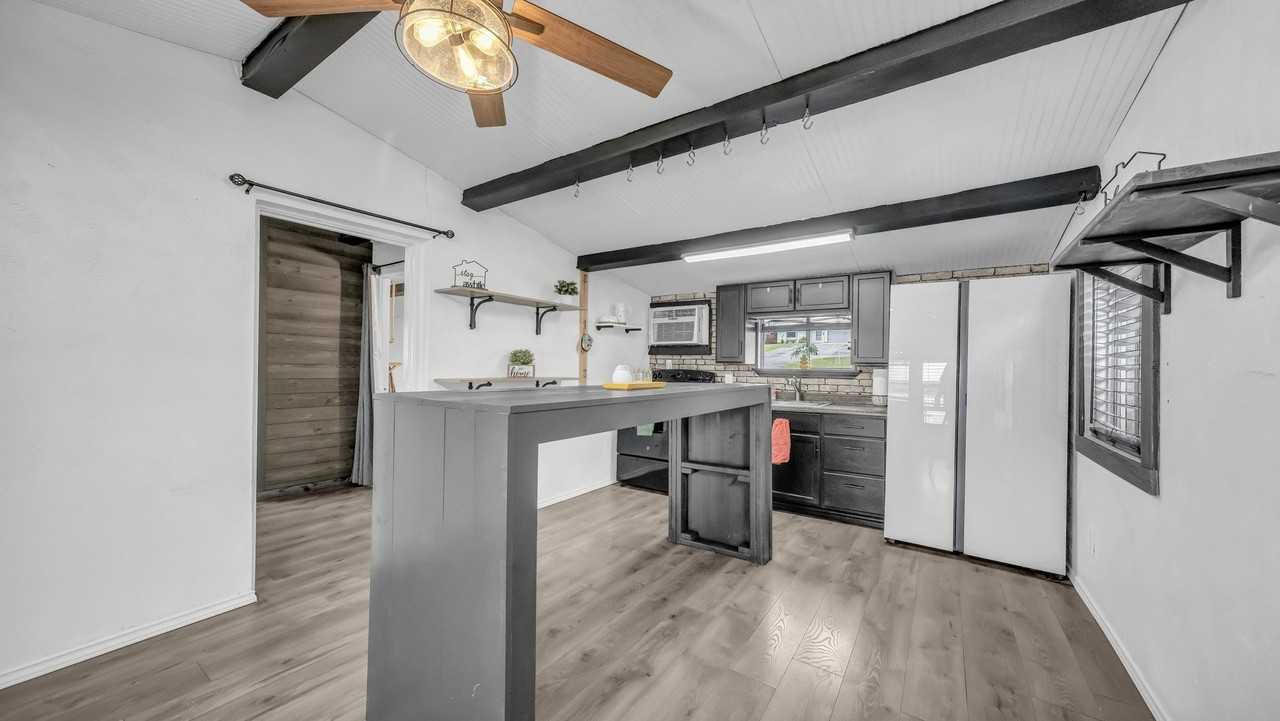 1028 W Lake Dr - Photo 6 of 35
