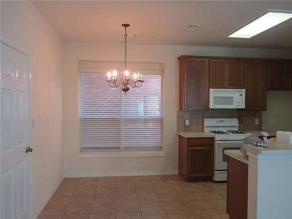 7425 Danbridge Ln - Photo 4 of 10