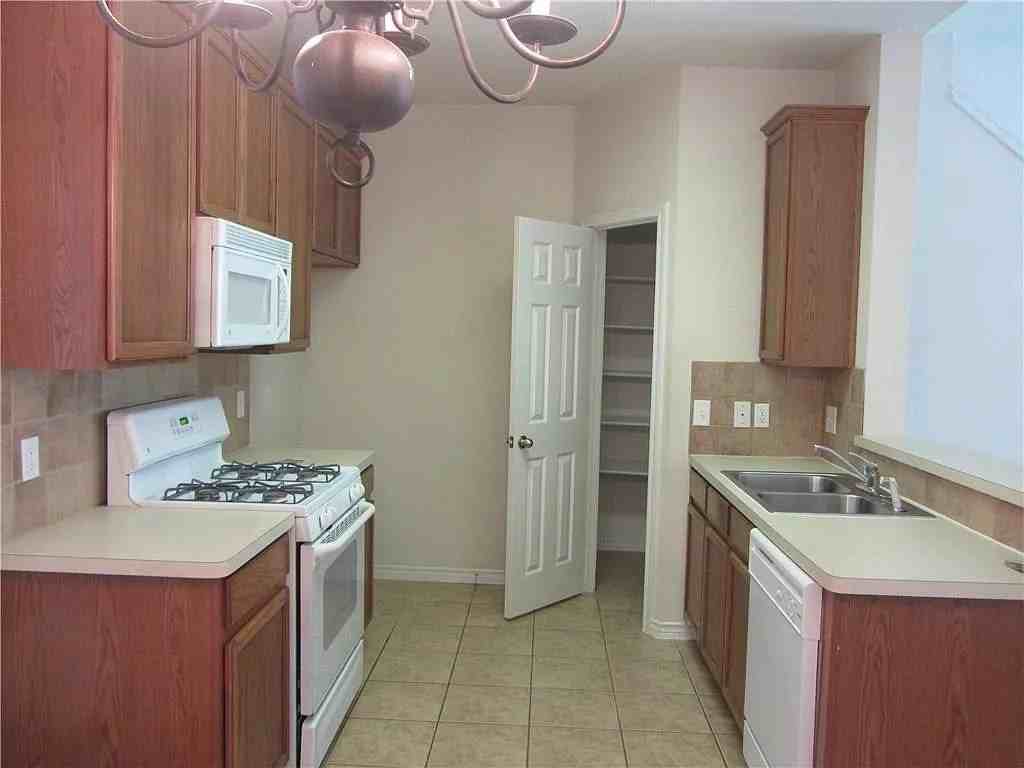 7425 Danbridge Ln - Photo 6 of 10