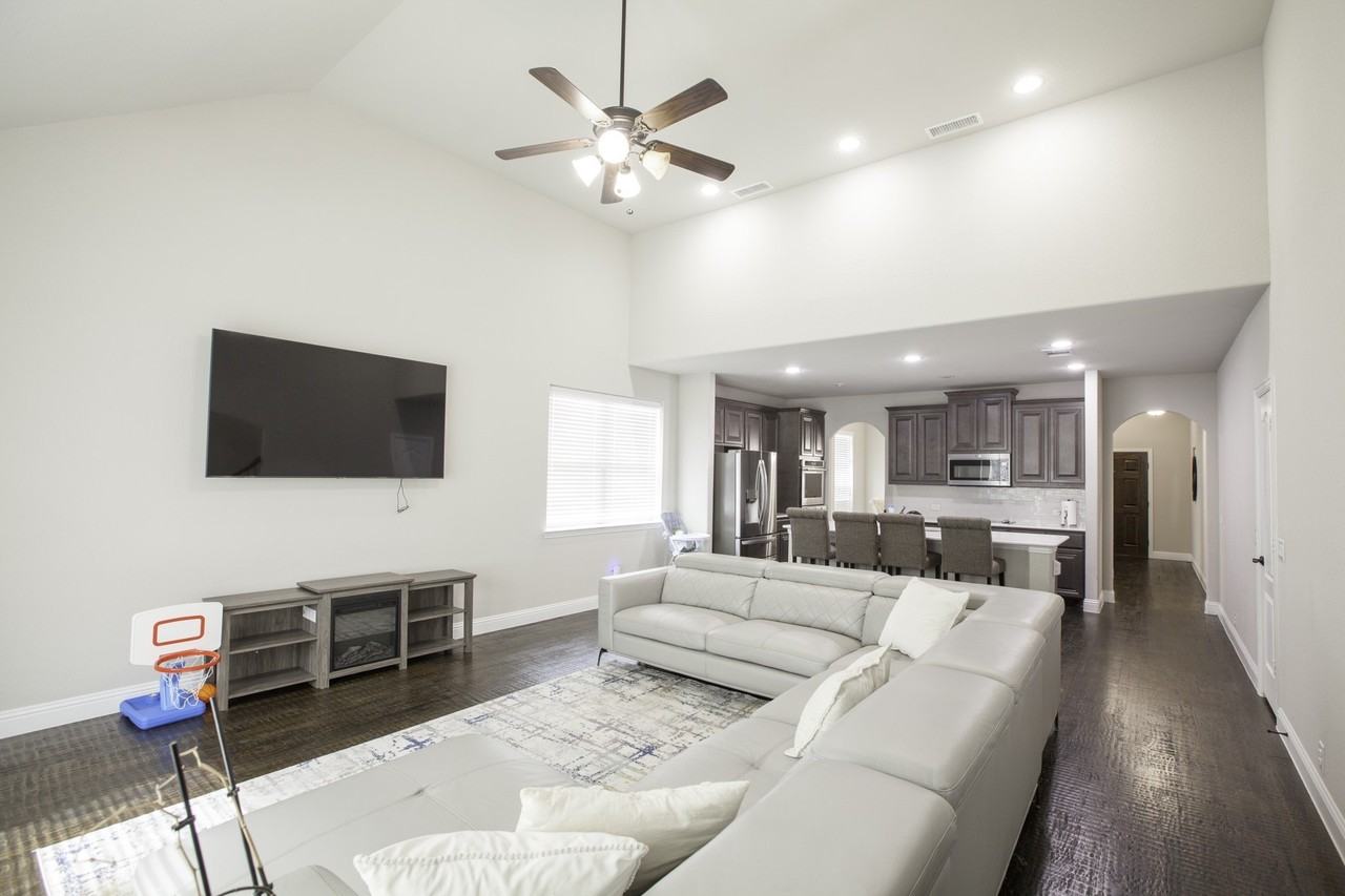 1501 Laurence Ln - Photo 5 of 40